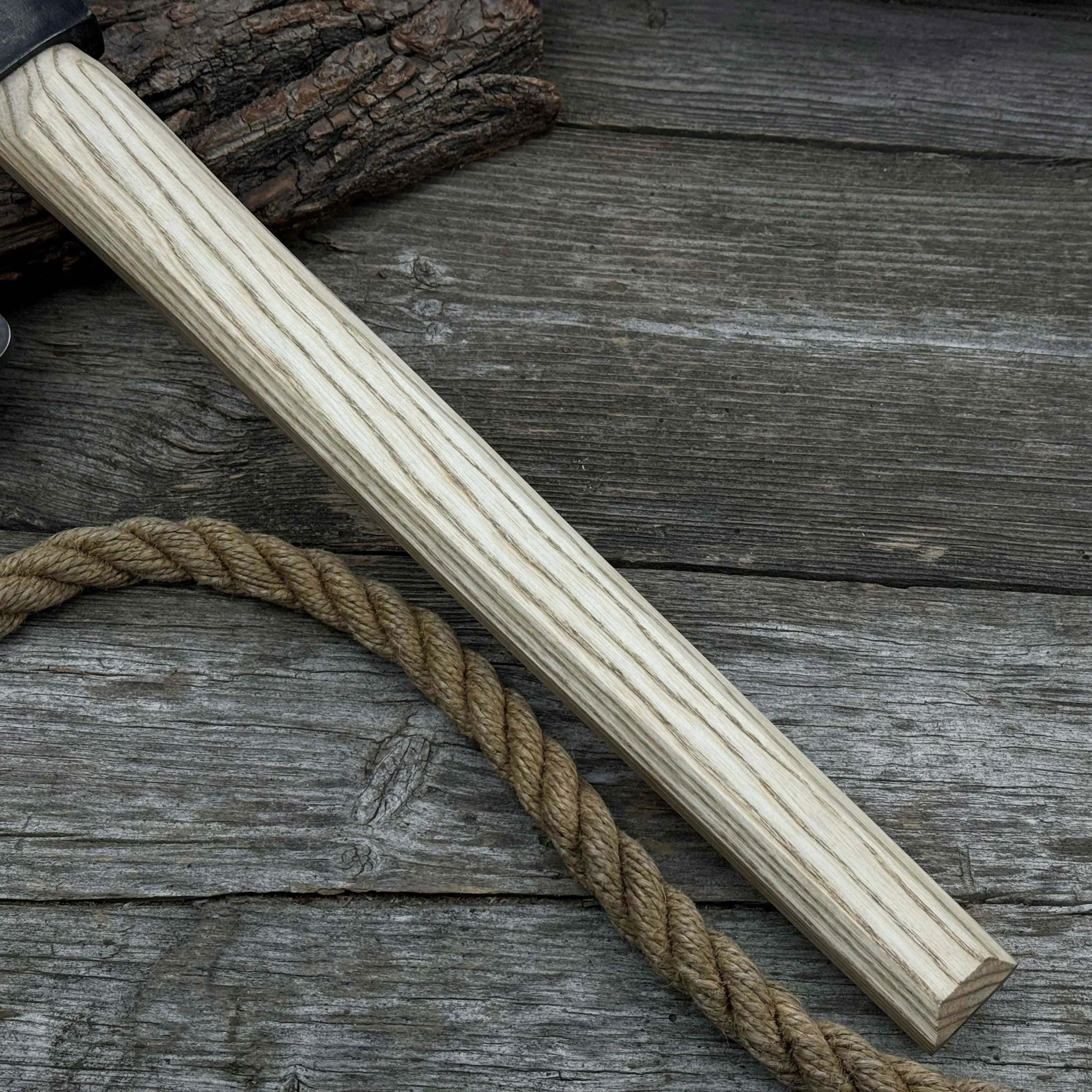 Carpenter’s Axe with Leather Shoulder Sheath, 0.84 kg (1.85 lb) - Image 4