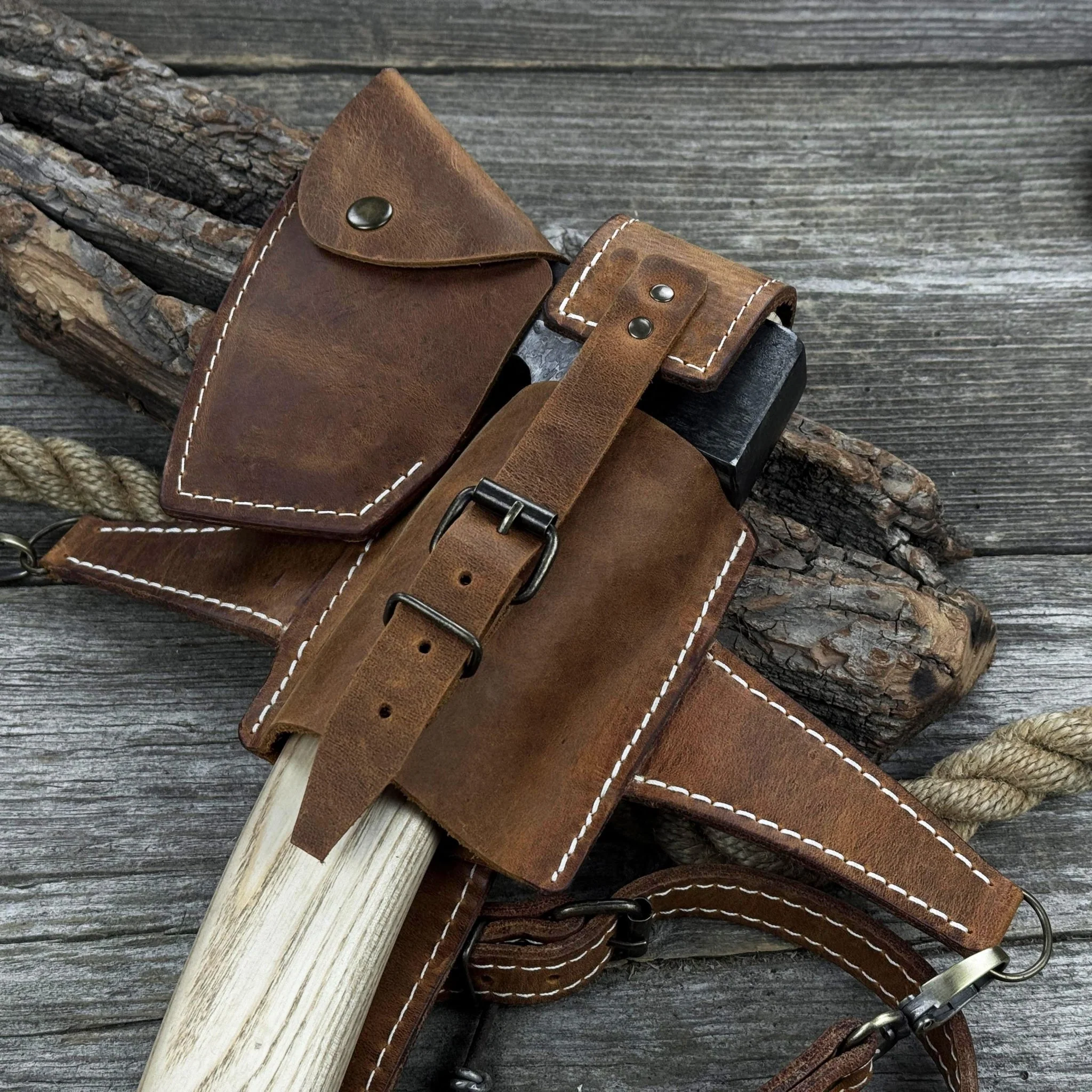 Chopping Axe with Leather Back Carry Pouch, 1.05 kg (2.2 lb) - Image 4